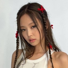 Bongkar Isi Tas, Jennie BLACKPINK Minta Casing Ponselnya Diblur Staf