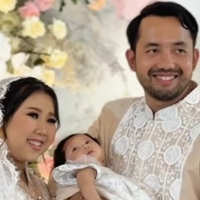 Bayi Cantik Kiky Saputri Pakai Hijab Bikin Gemas Maksimal