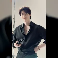 Lee Jong-suk Tampil Menawan dengan Foto Fitness di Kolam Renang