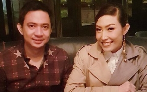 Cuek Banget, Ayu Dewi Tak Menyerah Cari Perhatian Sang Suami