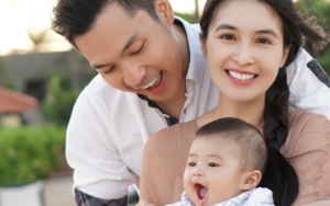 Sandra Dewi Pamer Foto Renang Bareng Keluarga, Gantengnya Suami Bikin Salfok