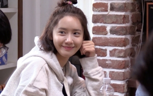 Cantiknya Yoona Baca Buku di 'Hyori's Bed & Breakfast' Bak Syuting Iklan
