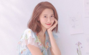 Pamer Paha Mulus Berangkat ke New York, Yoona Dipuji Habis-Habisan