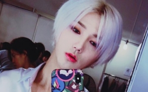 Tampil Nyentrik dengan Syal Pink, Yesung Diejek Tiru Gaya GD