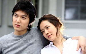 Dukung Son Ye Jin, Lee Min Ho Kirim Truk Dukungan ke Lokasi 'Pretty Noona'
