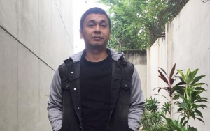 Raditya Dika Latihan Peluk Abang Ojek, Komentar Melly Goeslaw Bikin Ngakak