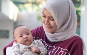 Pasang Senyum Tipis, Bayi Zaskia Adya Mecca Bikin Sakit Sang Kakak Sembuh 