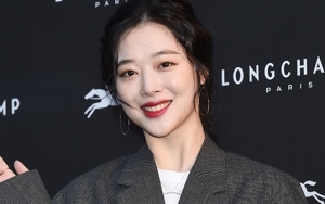 Pamer Foto Seksi Pakai Legging, Sulli Bikin Salfok Gara-Gara Ini