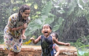 Unggah Video Hujan-Hujanan Bareng Anak, Netter Salfok Lihat Halaman Rumah Widi Be3