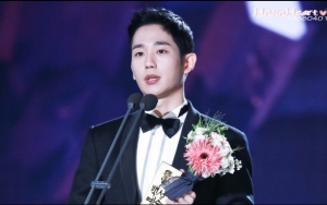 Jadi Center di Foto Grup Pemenang Baeksang 2018, Jung Hae In Tuai Kontroversi