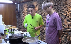 Sikap Perhatian Kang Daniel di 'It's Dangerous Outside Blanket' Disorot Netter