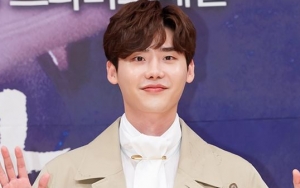 Penulis 'School 2013' Kirim Truk Kopi ke Tempat Syuting Drama Lee Jong Suk cs