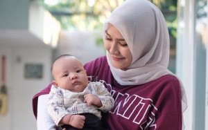 Ajak Keempat Anaknya Berfoto, Ekspresi Syok Bayi Zaskia Mecca Bikin Salfok