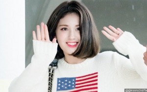 Misterius Hingga Elegan, Jeon Somi Asyik Cobain Parfum di Iklan Ini
