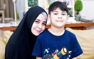 Ganteng Pakai Baju Koko, Putra Risty Tagor Bikin Netter Gemas
