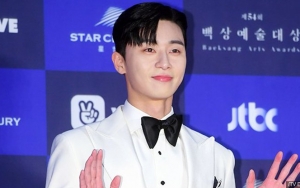 Serunya, Park Seo Joon Bikin Minuman dan Selca Bareng Fans di Acara Ini