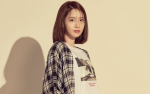 Tanpa Make Up dan Pakai Rol Rambut, Baiknya Yoona Tetap Berikan Tanda Tangan untuk Fans