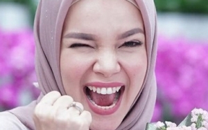 Ziarah ke Makam Ortu, Ini Hikmah yang Diambil Dewi Sandra 