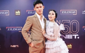 Kompak Pakai Busana Serba Putih, Rini Wulandari dan Jevin Julian Disebut Couple Goals