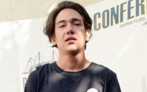 Main Film 'Pemburu di Manchester Biru', Adipati Dolken Perankan Tokoh Jurnalis