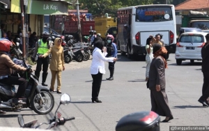 Jalanan Sekitar Ledakan Bom Polrestabes Surabaya Macet, Tri Rismaharini Ikut Atur Lalu Lintas