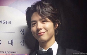 Hadiri Premier Film, Park Bo Gum Tampil Keren dengan Rambut Gondrong