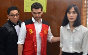 Ditemani Sang Istri, Fachri Albar Jalani Sidang Perdana