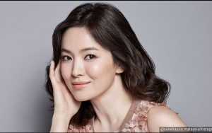 Pakai Gaun Berbelahan Dada Rendah, Song Hye Kyo Dipuji Makin Cantik 