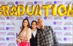 Maia dan Ahmad Dhani Serasi Cium Pipi Dul Saat Wisuda, Netter: Couple Goals