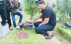 Jelang Ramadan, Billy Syahputra Ziarah ke Makam Olga Syahputra Bareng Anak Yatim