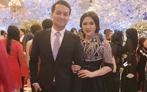 Vicky Shu Tampil Berbusana Adat Jawa dengan Suami, Aura Cantiknya Terpancar