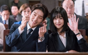 Syuting 'Lawless Lawyer', Lee Jun Ki dan Seo Ye Ji Malah Sibuk Pose Narsis 