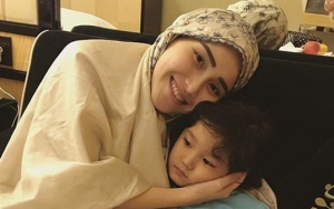 Pakai Mukena Dihujat, Ayu Ting Ting Lindungi Bilqis Lakukan Ini Halau Haters