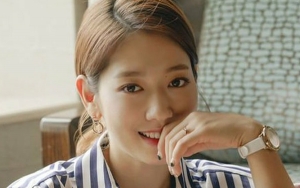 Pamerkan Perhiasan Ternama, Park Shin Hye Tampil Elegan dan Seksi