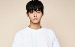 Sikap Santai di 'Music Bank' Jadi Sorotan, Lee Seo Won Dihujat Tak Tahu Malu 