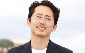 Minta Maaf Lagi, Steven Yeun Akui Malu Soal Kontroversi Bendera Jepang