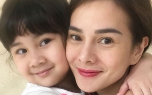 Bergaya Jadi Dirigen, Anak Astrid Tiar Buat Netter Gemas