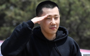Obati Kangen Fans, Sunggyu Senyum Ceria di Foto Perdana Saat Wamil