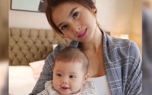 Pakai Kerudung, Anak Acha Septriasa Lucu Bak Boneka