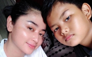 Ajari Putranya, Suara Emas Dewi Persik Bersholawat Bikin Merinding