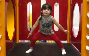 Pakai Daster, Lucunya Gempita Putri Gading Marten Nyanyi Lagu Daerah