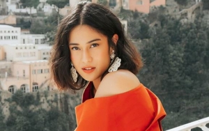 Dian Sastro Umbar Kaki Mulus, Tampil Cantik Bak Gadis Remaja