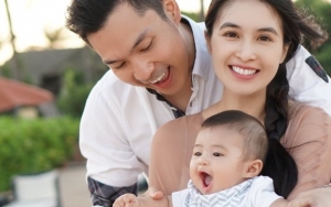 Bikin Hati Terenyuh, Sandra Dewi Unggah Foto Suami Rela Tidur di Lantai Demi Bayinya