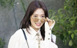 Berangkat Syuting Drama ke Spanyol, Park Shin Hye Pamer Selfie Cantik di Pesawat