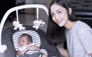 Unggah Foto Gendong Bayi, Tangan Keriput Ririn Dwi Ariyanti Bikin Heboh Netter