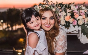 Jelang Waktu Berbuka Puasa, Putri Kecil Ashanty Ikut Bagi-Bagi Takjil