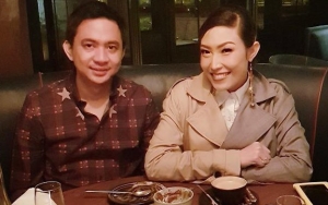 Iri Lihat Suami Cium Anak, Kocaknya Ayu Dewi Ingin Pakai Kostum Bayi