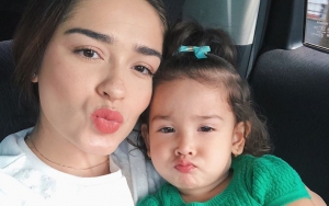 Pakai Kerudung dan Bergaya, Putri Kecil Yasmine Wildblood Cantik Mirip Boneka