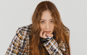 Pamer Foto Cemberut, Krystal Tetap Dibilang Cantik
