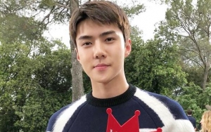 Eksis Banget, Sehun Foto Bareng Desainer Hingga Editor Fashion di Paris
